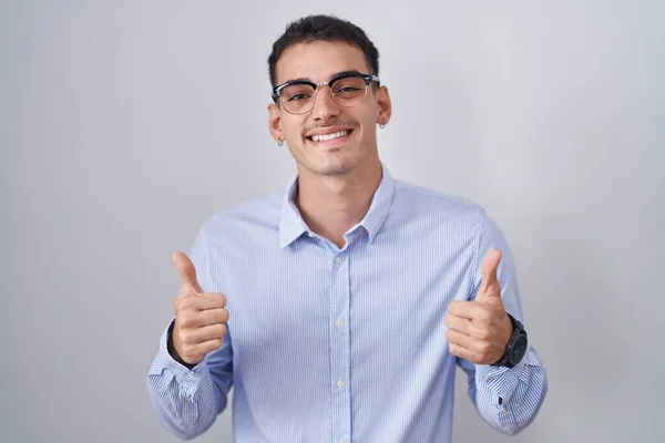 Bonito Homem Hispânico Vestindo Roupas Negócios Óculos Sinal Sucesso Fazendo — Fotografia de Stock