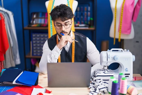 Jovem Hispânico Homem Alfaiate Usando Laptop Estúdio Costura — Fotografia de Stock