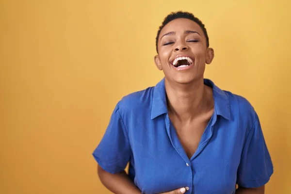 Sarı Arka Planda Dikilen Afrikalı Amerikalı Kadın Gülümseyerek Kahkahalarla Gülüyor — Stok fotoğraf