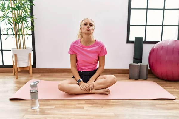 Donna Bionda Mezza Età Seduta Sul Tappetino Yoga Guardando Fotocamera — Foto Stock