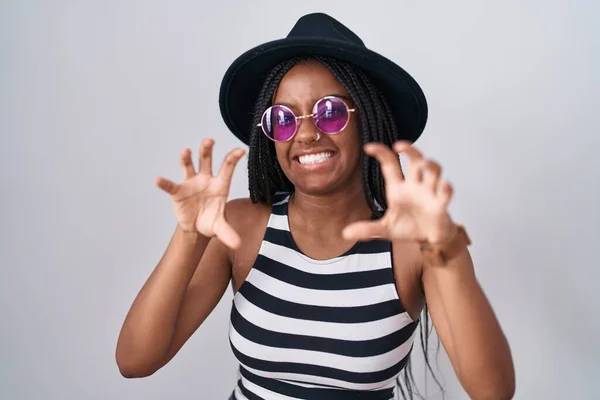 Молодой Африканский Американец Косичками Шляпе Солнцезащитных Очках Улыбается Смешно Делая — стоковое фото
