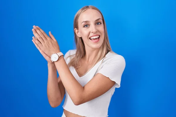 Young Caucasian Woman Standing Blue Background Clapping Applauding Happy Joyful — Stock Photo, Image