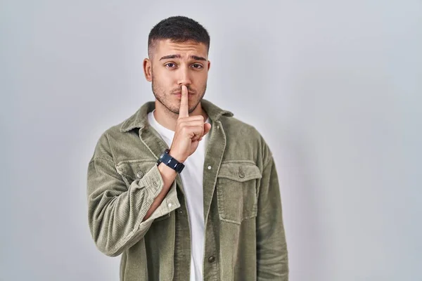 Young Hispanic Man Standing Isolated Background Asking Quiet Finger Lips — Stock Photo, Image