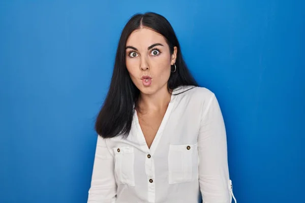 Mujer Hispana Joven Pie Sobre Fondo Azul Haciendo Cara Pez — Foto de Stock