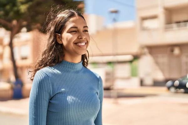 Joven Mujer Afroamericana Sonriendo Confiada Pie Calle — Foto de Stock