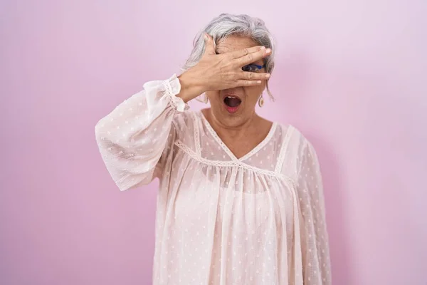 Middle Age Woman Grey Hair Standing Pink Background Peeking Shock — Φωτογραφία Αρχείου