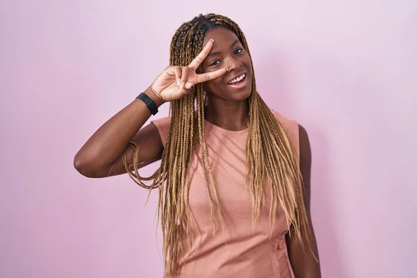 Африканская Американка Плетеными Волосами Стоит Розовом Фоне Делает Символ Мира — стоковое фото