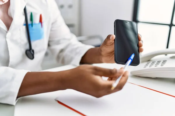 Joven Hombre Del Sudeste Vistiendo Uniforme Médico Mostrando Aplicación Teléfono — Foto de Stock