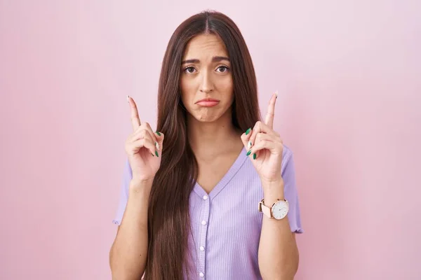 Mujer Hispana Joven Con Pelo Largo Pie Sobre Fondo Rosa — Foto de Stock