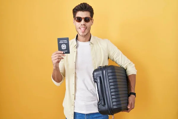 Jovem Hispânico Homem Segurando Mala Indo Férias Verão Segurando Passaporte — Fotografia de Stock