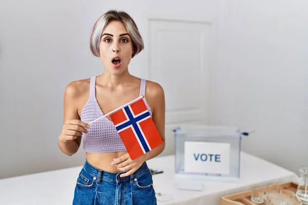 Молодая Красивая Женщина Выборах Политической Кампании Держа Флаг Норвегии Испуганный — стоковое фото
