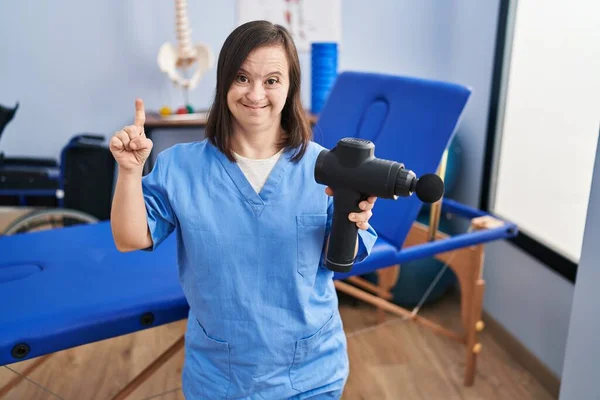 Menina Hispânica Com Síndrome Segurando Arma Muscular Clínica Fisioterapia Sorrindo — Fotografia de Stock