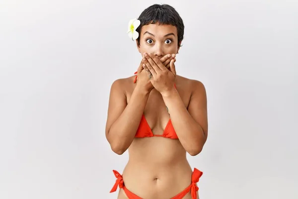 Jeune Femme Hispanique Aux Cheveux Courts Portant Bikini Choqué Couvrant — Photo