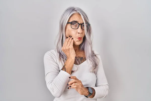 Middelbare Leeftijd Vrouw Met Grijs Haar Staan Witte Achtergrond Aanraken — Stockfoto