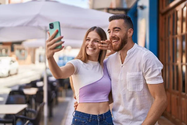 Man Vrouw Paar Glimlachen Zelfverzekerd Met Video Bellen Straat — Stockfoto