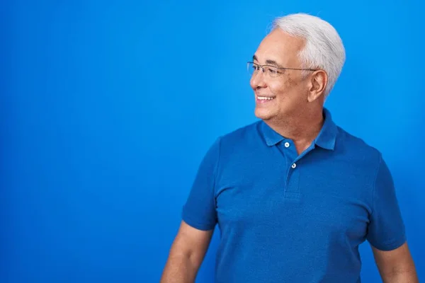 Uomo Mezza Età Con Capelli Grigi Piedi Sfondo Blu Guardando — Foto Stock