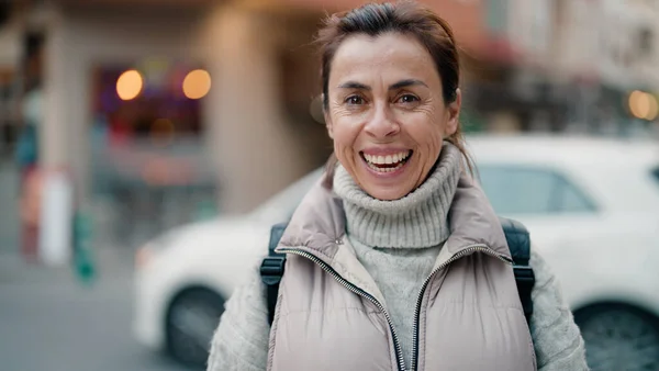 Mujer Hispana Mediana Edad Sonriendo Confiada Pie Calle — Foto de Stock