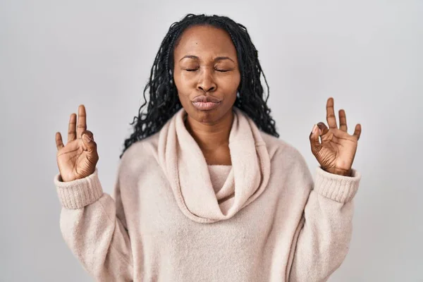 Afrikaanse Vrouw Die Een Witte Achtergrond Staat Ontspannen Glimlachend Met — Stockfoto