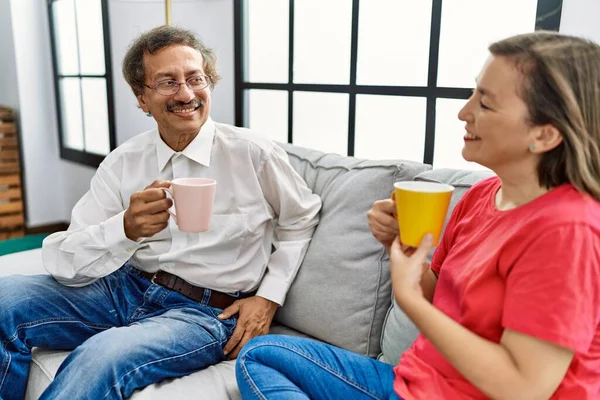Μεσήλικας Άνδρας Και Γυναίκα Ζευγάρι Χαμογελώντας Σίγουροι Πίνοντας Καφέ Στο — Φωτογραφία Αρχείου
