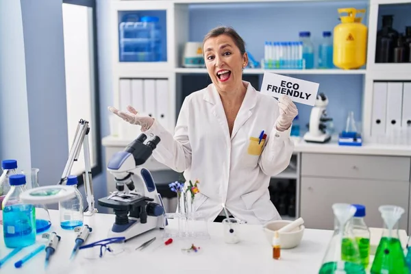 Hispanische Frau Mittleren Alters Die Umweltfreundlichen Labor Arbeitet Feiert Errungenschaften — Stockfoto