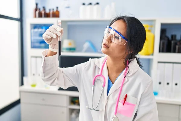 Young Chinese Woman Wearing Scientist Uniform Holding Blood Test Tube — Stock Photo, Image