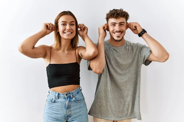 Jong Mooi Paar Dat Samen Staat Geïsoleerde Achtergrond Glimlachende Trekkende — Stockfoto