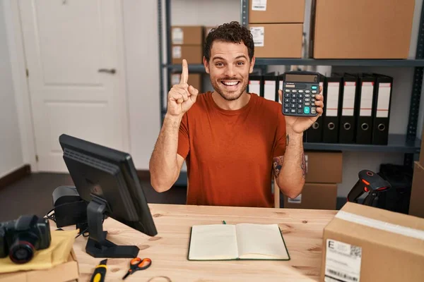 Jovem Hispânico Trabalhando Comércio Eletrônico Pequenas Empresas Segurando Calculadora Sorrindo — Fotografia de Stock