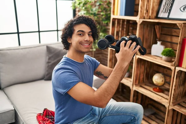 Mladý Hispánec Usmívá Sebevědomě Drží Virtuální Realitu Brýle Doma — Stock fotografie