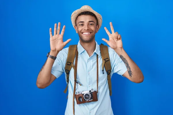 Бразильский Молодой Человек Держит Винтажную Камеру Показывает Пальцем Номер Восемь — стоковое фото