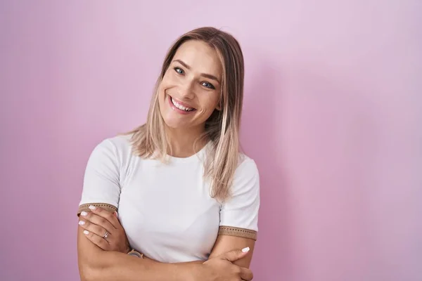 Blonde Caucasian Woman Standing Pink Background Happy Face Smiling Crossed — Stockfoto