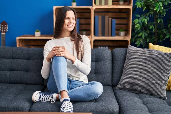 Jonge Mooie Spaanse Vrouw Glimlachend Zelfverzekerd Zittend Bank Thuis — Stockfoto