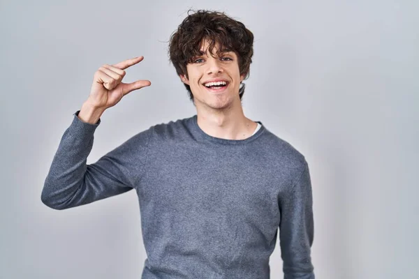 Young Man Standing Isolated Background Smiling Confident Gesturing Hand Doing — Stock Photo, Image