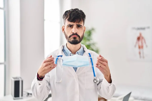 Ung Latinamerikansk Läkare Man Med Skägg Håller Säkerhetsmask Deprimerad Och — Stockfoto