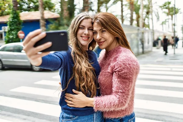 Μητέρα Και Κόρη Αγκαλιάζονται Και Βγάζουν Selfie Από Smartphone Στο — Φωτογραφία Αρχείου