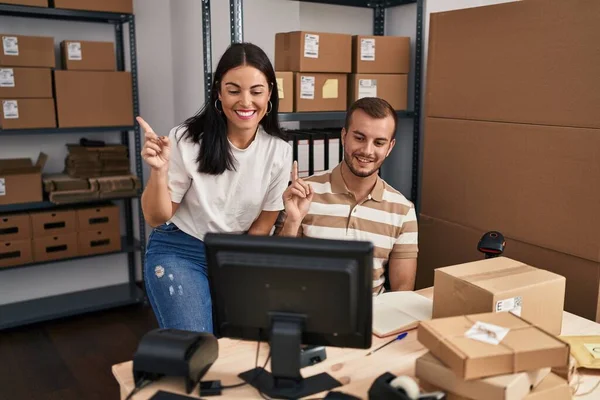 Young Hispanic People Working Small Business Ecommerce Smiling Happy Pointing — Fotografia de Stock