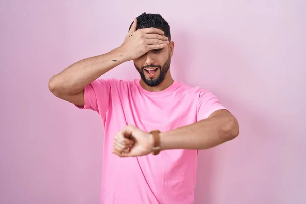 Joven Hispano Pie Sobre Fondo Rosa Mirando Tiempo Reloj Preocupado —  Fotos de Stock