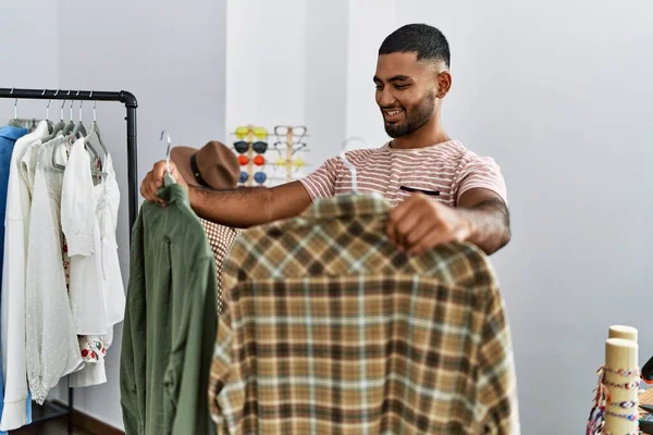 Ung Mellanöstern Man Ler Säker Shopping Kläder Butik — Stockfoto