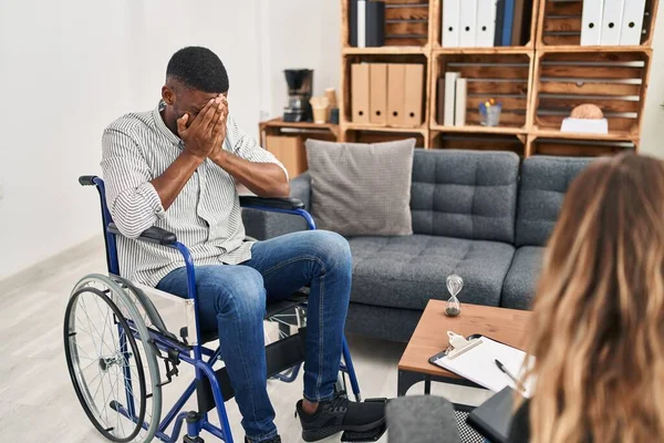 Hombre Afroamericano Haciendo Terapia Sentado Silla Ruedas Con Expresión Triste —  Fotos de Stock