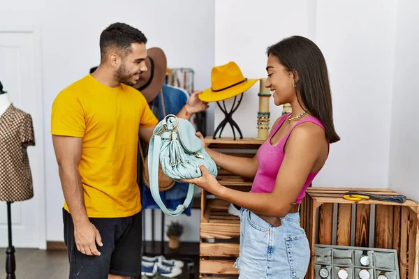 Молодая Латинская Пара Улыбается Счастливо Выбирая Сумочку Магазине Одежды — стоковое фото