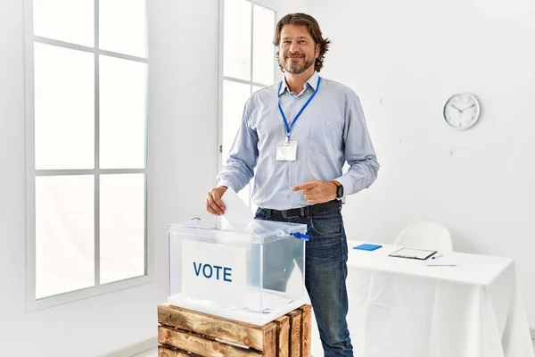 Kaukasischer Mann Mittleren Alters Lächelt Zuversichtlich Bei Der Stimmabgabe Wahlmännergremium — Stockfoto