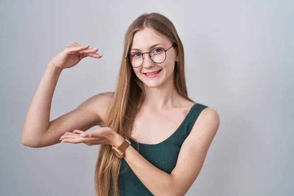 Jonge Blanke Vrouw Staat Witte Achtergrond Gebaren Met Handen Tonen — Stockfoto