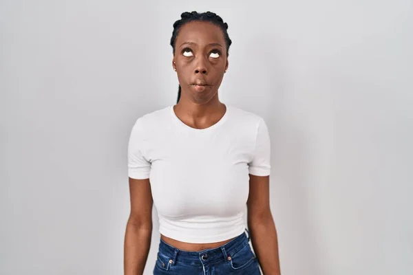 Mooie Zwarte Vrouw Die Een Geïsoleerde Achtergrond Staat Vissengezicht Maakt — Stockfoto