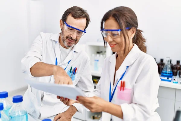 Homem Mulher Parceiros Meia Idade Vestindo Documento Leitura Uniforme Cientista — Fotografia de Stock