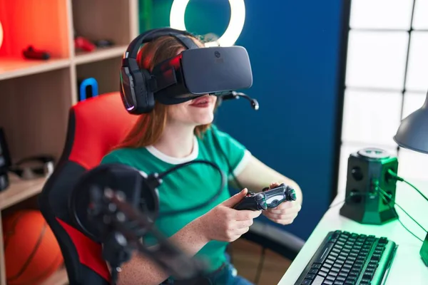 Junge Rothaarige Streamerin Spielt Videospiel Mit Virtual Reality Brille Und — Stockfoto