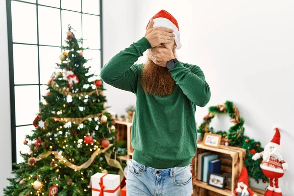 Rothaariger Mann Mit Langem Bart Weihnachtsmütze Weihnachtsbaum Augen Und Mund — Stockfoto