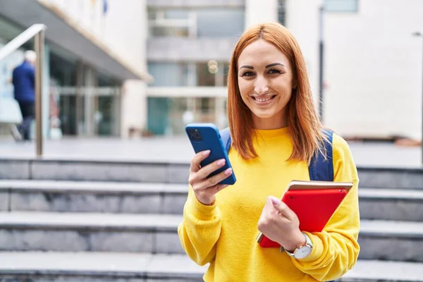 Joven Mujer Caucásica Estudiante Sonriendo Confiado Usando Teléfono Inteligente Universidad — Foto de Stock