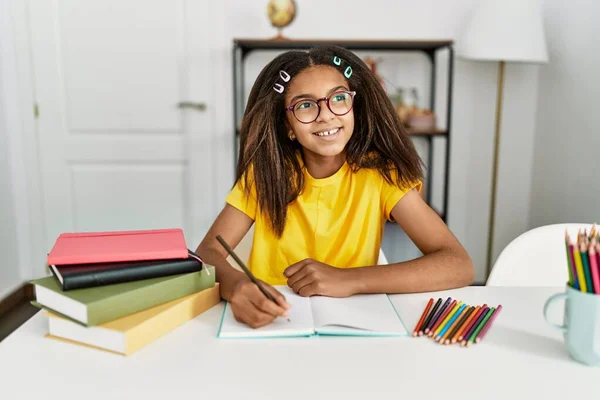 African American Κορίτσι Χαμογελά Αυτοπεποίθηση Κάνει Σχολική Εργασία Στο Σπίτι — Φωτογραφία Αρχείου