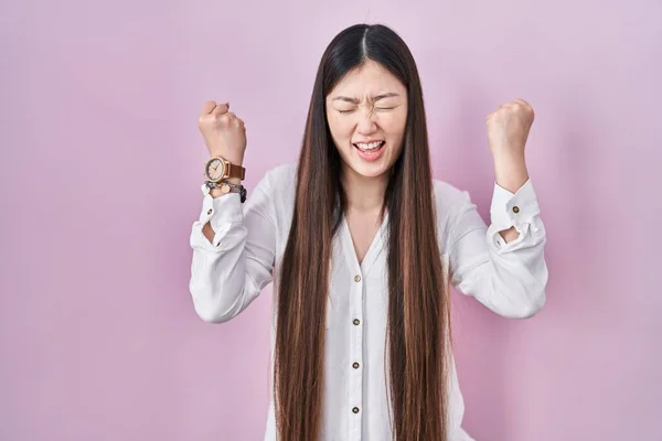 Chinese Jonge Vrouw Staan Roze Achtergrond Vieren Verrast Verbaasd Voor — Stockfoto