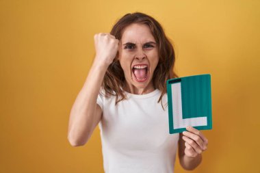 Güzel esmer bir kadın tutuyor. Yeni şoför için imzalıyorum. Sinirli ve sinirli bir şekilde bağırıyor, öfkeyle bağırıyor ve el kaldırıyorum. 