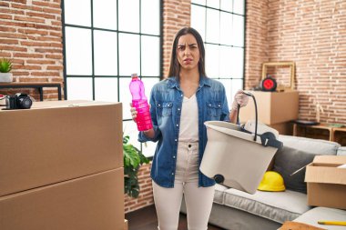 İspanyol kadın yeni bir eve taşınıyor. Yeri temizliyor. Hiçbir şeyden haberi yok ve kafası karışık. şüphe kavramı. 